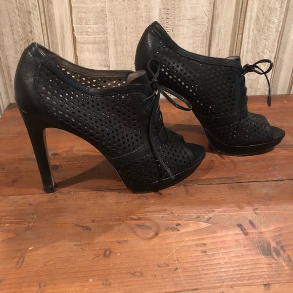 Size 7 Vince Camuto lace up - Picture 1 of 6